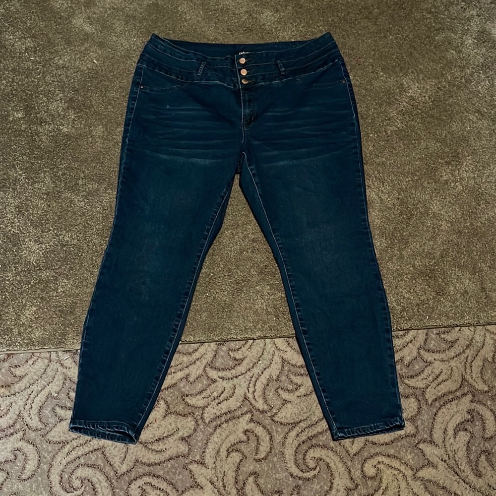 NWOT Refugee high wasted 3 button jeans. Sz22